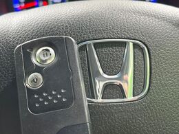 【Hondaスマートキー】カバンやポケットに入れたままでもドアの施錠・解錠が可能なスマートキーを装備。エンジンのオン・オフ時もカギを取り出す必要が無いからとっても便利です♪