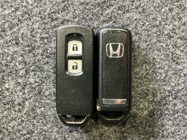 【スマートキー】持っているだけでエンジン始動や、ドアロックの開閉まで出来ちゃう賢く便利なスマートキーを装備！イモビライザーでセキュリティー対策もOK！