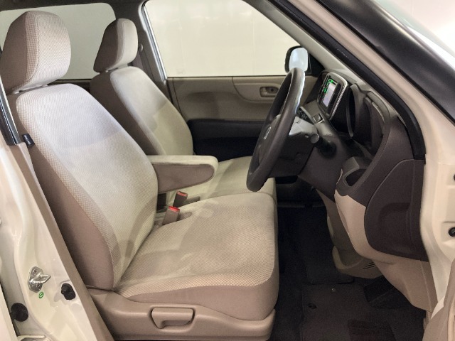 タバコの臭いは感じられませんが、その他車内のニオイに関しては個人の主観となる為、実車確認の際に確認して頂いております。ご了承お願い致します。