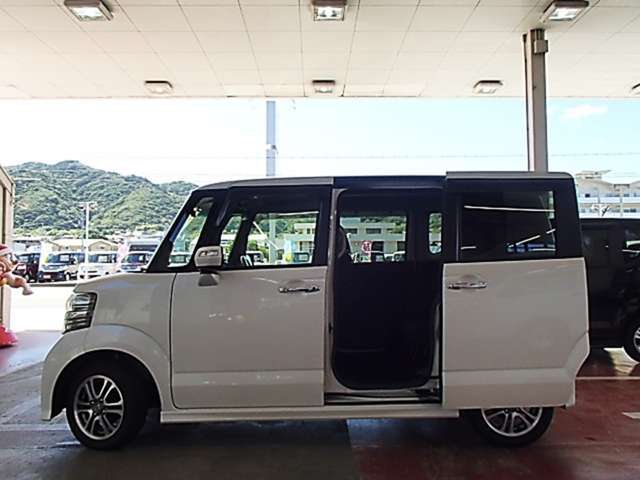 軽自動車専門店です。高年式、低走行、ワンオーナー車勢揃い！プロの大量一括仕入でコストダウンし、低価格を実現！！　まかせて安心。保険は損保ジャパン代理店。自社整備工場は近畿運輸局指定民間車検工場！！