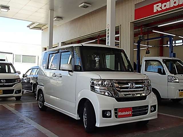 軽自動車専門店です。高年式、低走行、ワンオーナー車勢揃い！プロの大量一括仕入でコストダウンし、低価格を実現！！　まかせて安心。保険は損保ジャパン代理店。自社整備工場は近畿運輸局指定民間車検工場！！