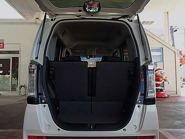 大きな荷物も大丈夫♪　リアシートを倒せば、広々荷物スペースが作れます♪