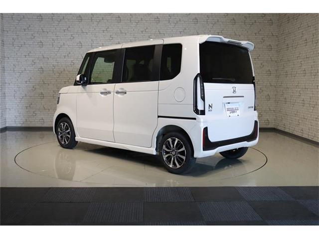 カラーはプラチナホワイトパールです。入庫後ボディ磨き、艶出し施工致しております。