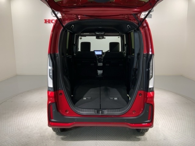 リアシートを倒すと、ラゲッジスペースを広くお使いいただけます！