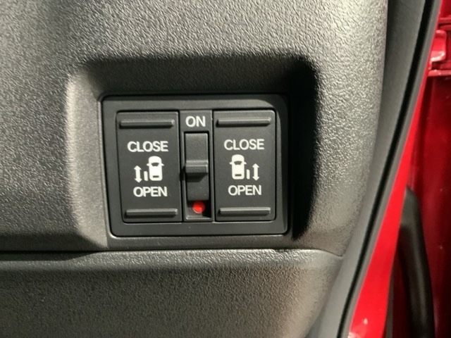 左右両側パワースライドドアが付いています。ワンタッチで簡単にお子様でも、お年寄りの方でも、開閉できますからとても便利です。キーレスや車内スイッチでも自動でドアの開閉ができます。