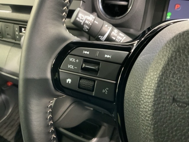 ステアリングにオーディオ操作スイッチが付いています。オーディオ画面に直接タッチしなくても操作が出来ますので、運転に集中できます。