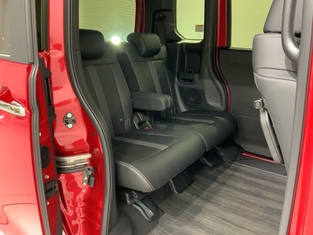 後席も余裕の広さ！ゆったりくつろげます！！