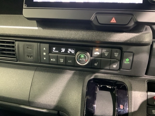 フロント両席にはシートヒーターが付いています！寒い日に便利な装備ですね。