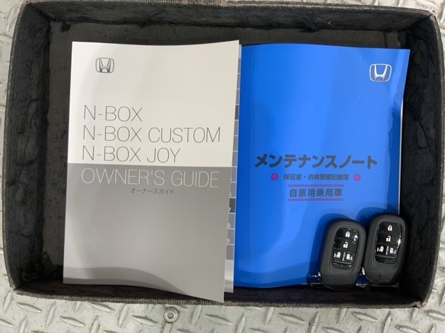 スマートキーは鍵をバッグに入れたままでもドアロックの開閉やエンジンのON・OFFができます。夜間や雨の日も鍵を探さなくて良いので便利です。