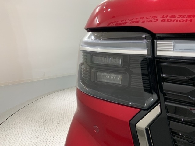 LEDヘッドライトは、点灯の瞬間から最大光量を発揮し、突然暗くなるトンネルなどでの安定感を高めます。