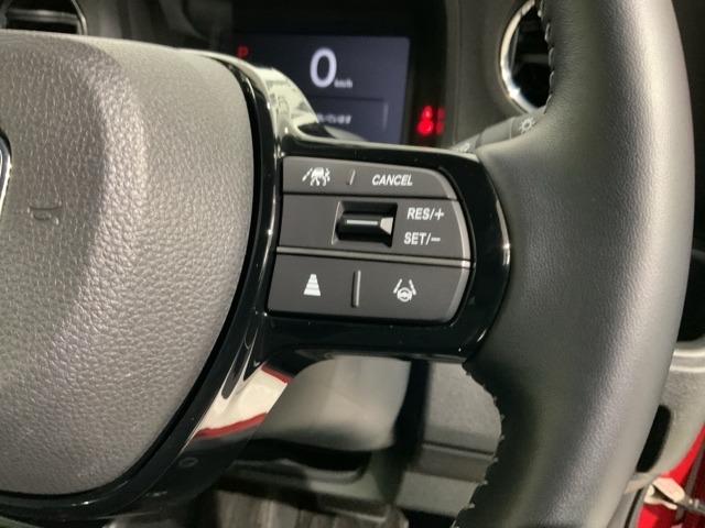 クルーズコントロールを装備しています。高速道路などで一定の速度で走ってくれるので運転が楽ですよ！速度を設定できますので、スピードの出しすぎにも注意できます。