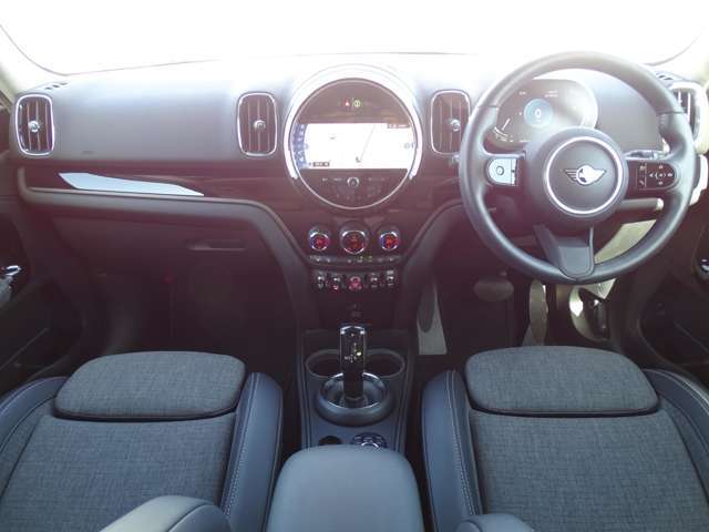 他社では車両価格が安くても膨大な諸経費で総支払額が高いケースが多く見受けられます…当社では整備費＆保証料込価格になりますのでご安心です♪