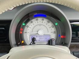 メーターパネルはホワイト色のシンプルで計器類が確認し易いデザイン！