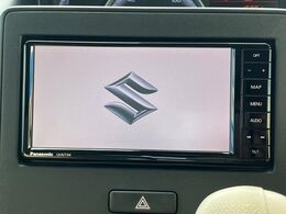 p【純正ナビ】人気の純正ナビを装備。オーディオ機能も充実しており、Bluetooth接続すればお持ちのスマホやMP3プレイヤーの音楽を再生可能！毎日の運転がさらに楽しくなります！！