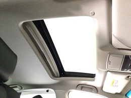 開放感あふれるサンルーフを装備しております。天気のいい日にはルーフを開けて、空を感じながら、気持ちよくドライブができますね♪