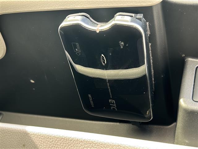 【ETC】有料道路を利用する際に料金所で停止することなく通過できる、ETC車載器（ノンストップ自動料金収受システム機器）が装備されています。セットアップを行うことで利用可能になります。