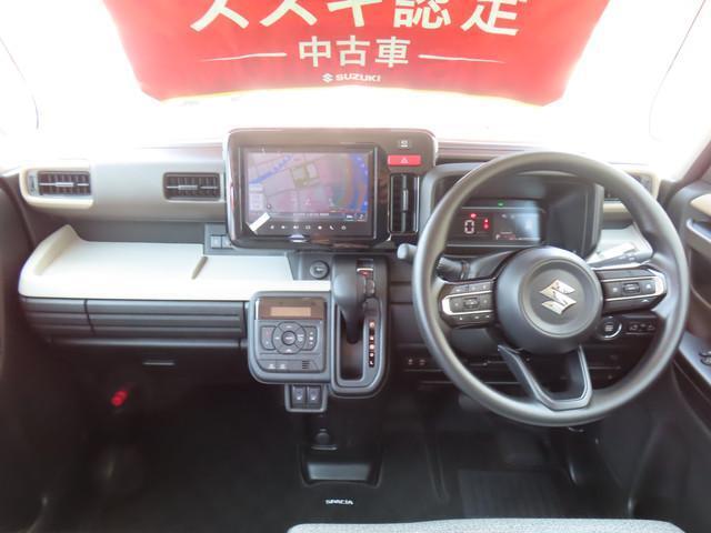 落ち着いたデザイン。インパネシフト、フットブレーキで足元広々。