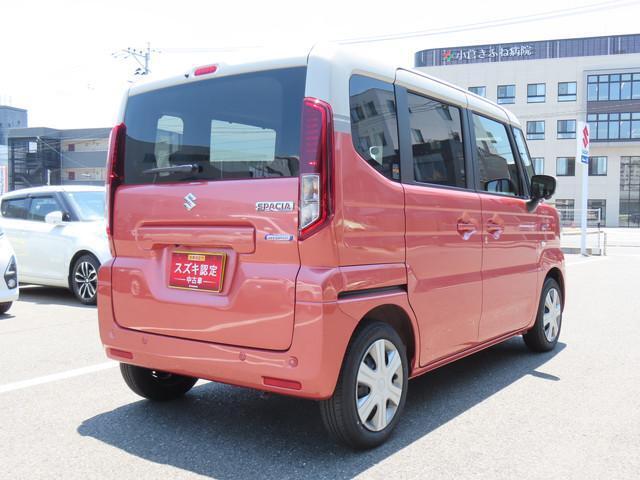 右斜め後ろからの特徴的なフォルム。ボックス型で車体全体を把握しやすく運転しやすそうですね♪