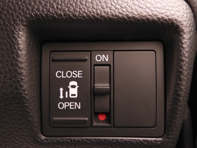 【助手席電動スライドドア】が装備されています。挟み込み防止装置により、お子さまの乗り降りも安心です。車外・車内のドアハンドルからはもちろん、運転席スイッチやリモコンキーからも開閉操作が可能で便利です。