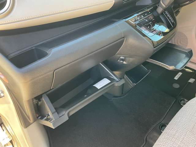 使いやすい場所に豊富な収納BOX♪インストアッパーボックスとグローブボックスで大容量の収納スペース♪