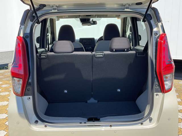 バックドアは大きく開きます。定員乗車時でも十分広いラゲッジスペースを確保しています。
