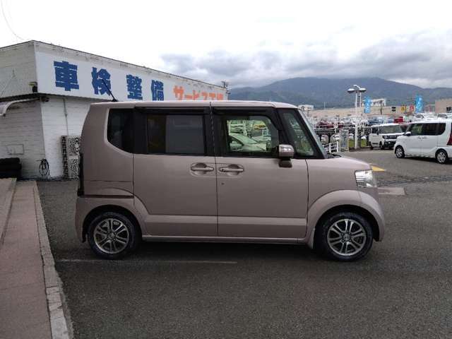 当店は国道20号線沿いに有り、お車でお越しの方は中央高速道路、韮崎インター（15分）かETC専用の双葉インター（10分）で下りて頂くと近いです近隣のショッピングモールで有るラザ・ウォークの側となります