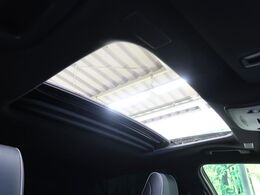 【ムーンルーフ】開放感たっぷりの希少装備、ムーンルーフが装着されています！車内に明かりを取り入れたり景色を楽しむ以外にも、車内の空気も簡単に換気できて快適です！