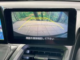 【バックカメラ】駐車時に後方がリアルタイム映像で確認できます。大型商業施設や立体駐車場での駐車時や、夜間のバック時に大活躍！運転スキルに関わらず、今や必須となった装備のひとつです！