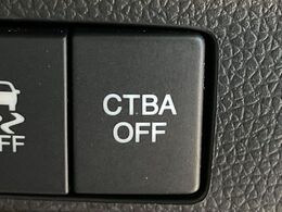【シティブレーキアクティブシステム】走行中に前方の車両等を認識し、衝突しそうな時は警報とブレーキで衝突回避と被害軽減をアシスト。より安全にドライブをお楽しみいただけます。