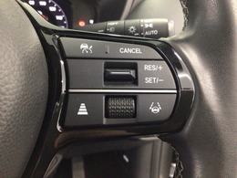 【アダプティブ・クルーズ・コントロール】予め設定した車速内でクルマが自動的に加減速。 前走車との適切な車間距離を維持しながら追従走行し、高速道路でのドライバーの疲労を軽減してくれる嬉しい機能付♪