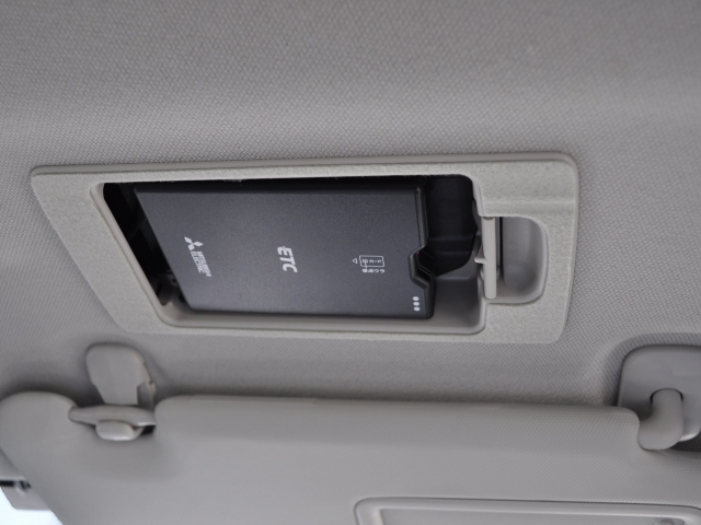 マツダ純正スマートインETC装備。サンバイザーの裏に隠れるように車載器をスッキリ収納。ワンプッシュで車載器が斜めに下がりますのでETCカードの出し入れも簡単にできます。