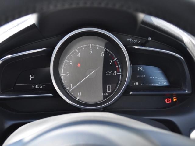 メーター部には、さまざまな情報を表示するMIDマルチインフォメーションディスプレイをメータースペ-スに装備。i-DM、瞬間燃費、走行可能距離、平均燃費、平均車速などの情報をひと目で確認できます。