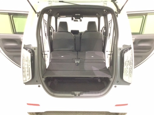 トランクの床は底が深くボードで仕切りを入れた2段式になっています。リアシートが前にスライドしてもボードが伸びるので上部の収納スペースが広がります。