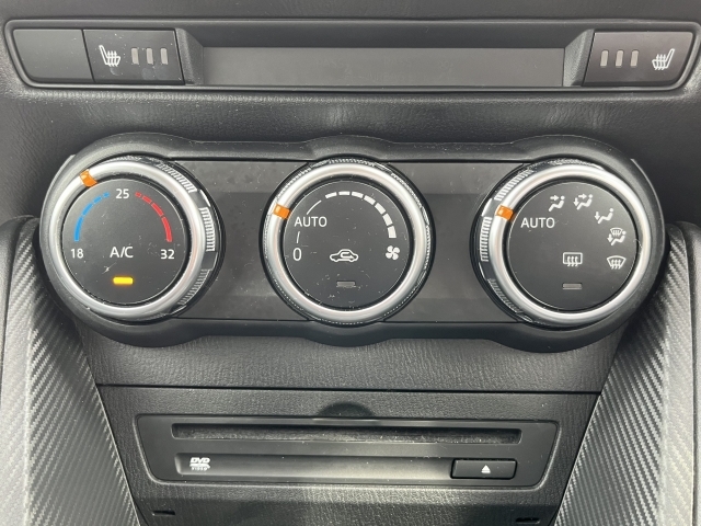 車内温度を設定すれば温度・風量と自動に設定してくれるオートエアコンはとっても便利な装備ですね♪運転席・助手席には冬場にはありがたいシートヒーターが付いてます☆