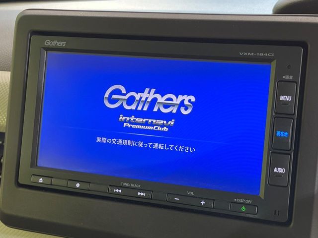 【純正ナビ】人気の純正ナビを装備しております。ナビの使いやすさはもちろん、オーディオ機能も充実！キャンプや旅行はもちろん、通勤や買い物など普段のドライブも楽しくなるはず♪