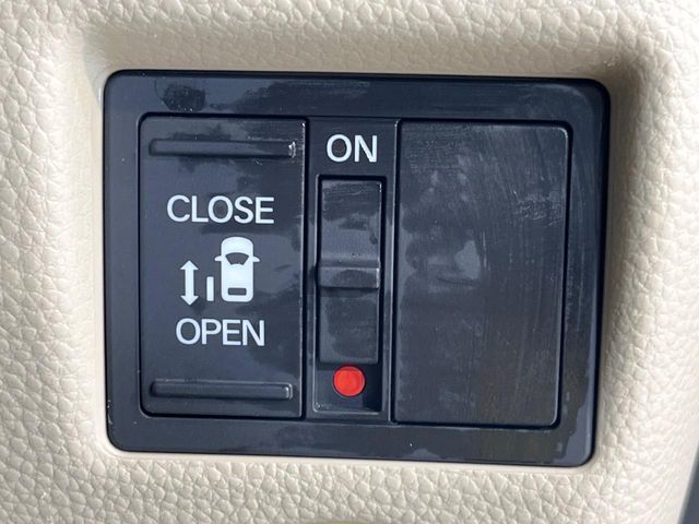 【パワースライドドア】スマートキーや運転席のスイッチでスライドドアの開閉が可能♪電動だから力を入れてドアを開ける必要が無く、小さいお子様でも、重い荷物を持っている時もラクに開け閉めできます♪