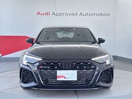 幅広く低くなったシングルフレームグリルとシャープなデザインのLED ヘッドライト、大きく立体的なエアインテークを備えたフロントバンパーなどによって、さらに精悍な印象になっています。