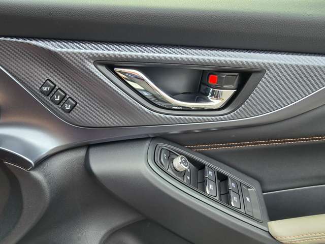 【運転席シートポジションメモリー機能/ドアミラーメモリー＆オート格納機能】登録したシートポジションとともに、ドアミラーの角度を自動的に再現。