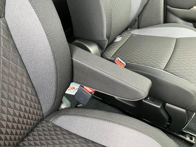 運転席ひじかけついています♪