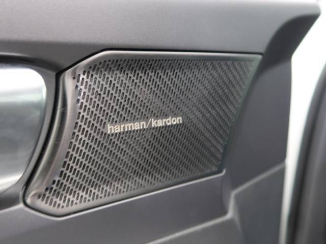 【harman　kardon】ハーマンカードンのHi-Fiスペシャリストと共に、モデル別に開発・設計された専用チューニングが臨場感溢れる音響空間を実現しています。