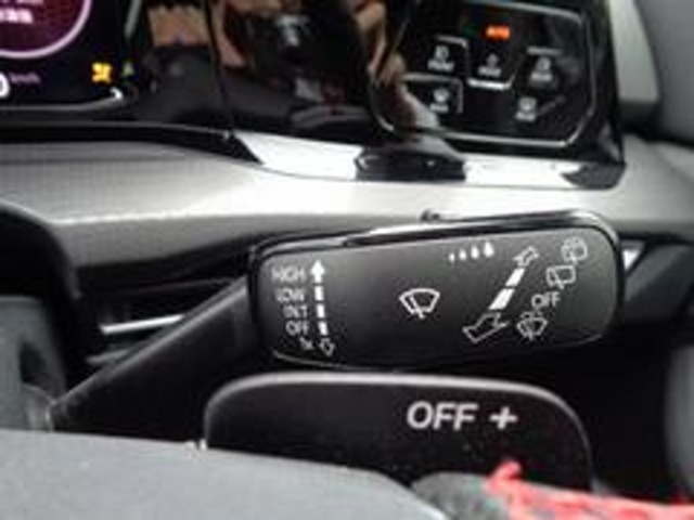 ワイパーコントロールとウインドウオッシャースイッチです。
