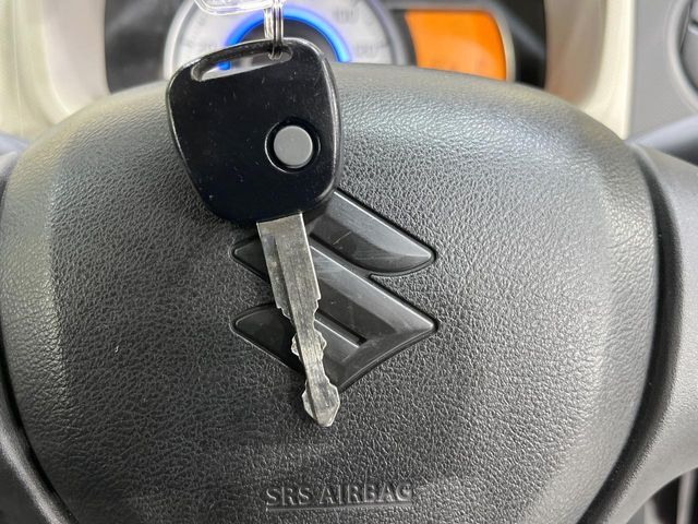 【キーレス】少し離れた場所からでもボタン一つでドアの開錠・施錠ができるのでとっても便利！ドアの鍵穴周りに傷をつけることもありません
