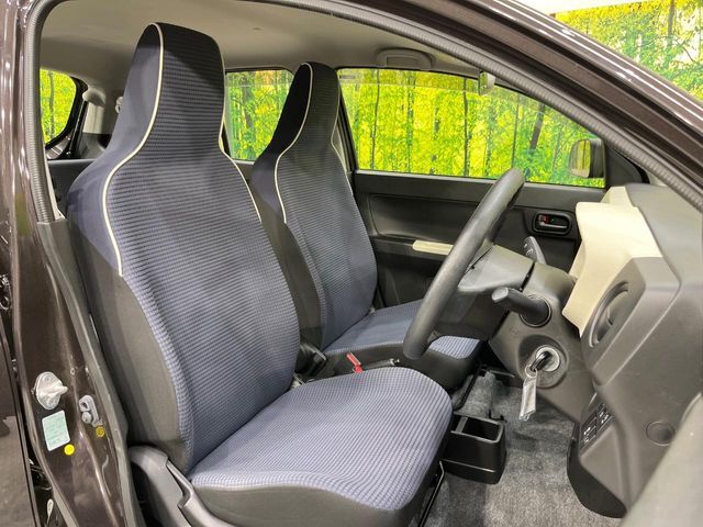 運転席シート廻りは使用感も少なく、良好な状態となっています。前オーナー様が丁寧に使っていたことがよくわかりますね。
