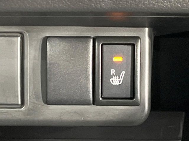 【シートヒーター】寒い日に重宝するシートヒーター！エアコンより早く温まってくれるので寒がりの人も安心ですね♪エアコンの温風は乾燥するから苦手、という方にもをおすすめです。