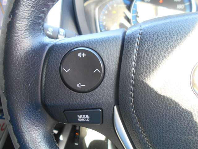 運転姿勢を崩さずにオーディオ操作が可能なステアリングオーディオスイッチです。