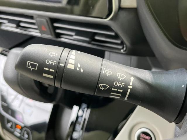 WECARSの展示場では実際に見て、触ってお車をお選びいただけます！知識の豊富な営業スタッフが様々なカーライフをご提案いたします！