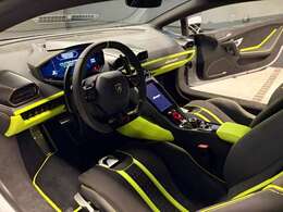 スポーツシートで本格的なスポーツ走行も安心して運転できます。