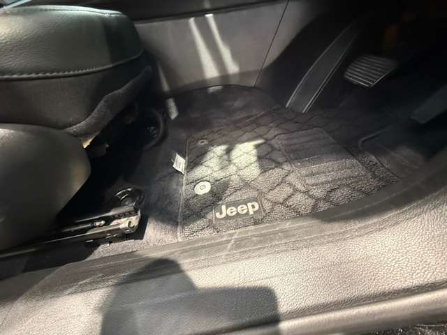 自動車保険について。正規ディーラーだけの特別なブランド保険に加入いただけます。基本補償に加え5つの項目をカバーする「プレミアムプラス」と、長期契約による安定した保険料で、さらなる安心と満足を提供します