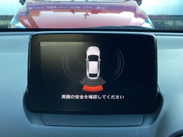 【リヤパーキングセンサー】車庫入れや縦列駐車など低速走行時に、超音波センサーで検出した車両周辺の障害物とのおおよその距離を、ブザーおよび検知表示により運転者に知らせます。