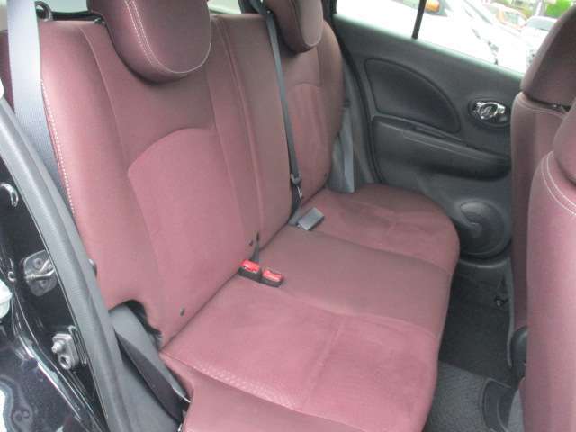 厚みのあるクッションとゆったりとした座面で快適な座り心地のリヤシート☆